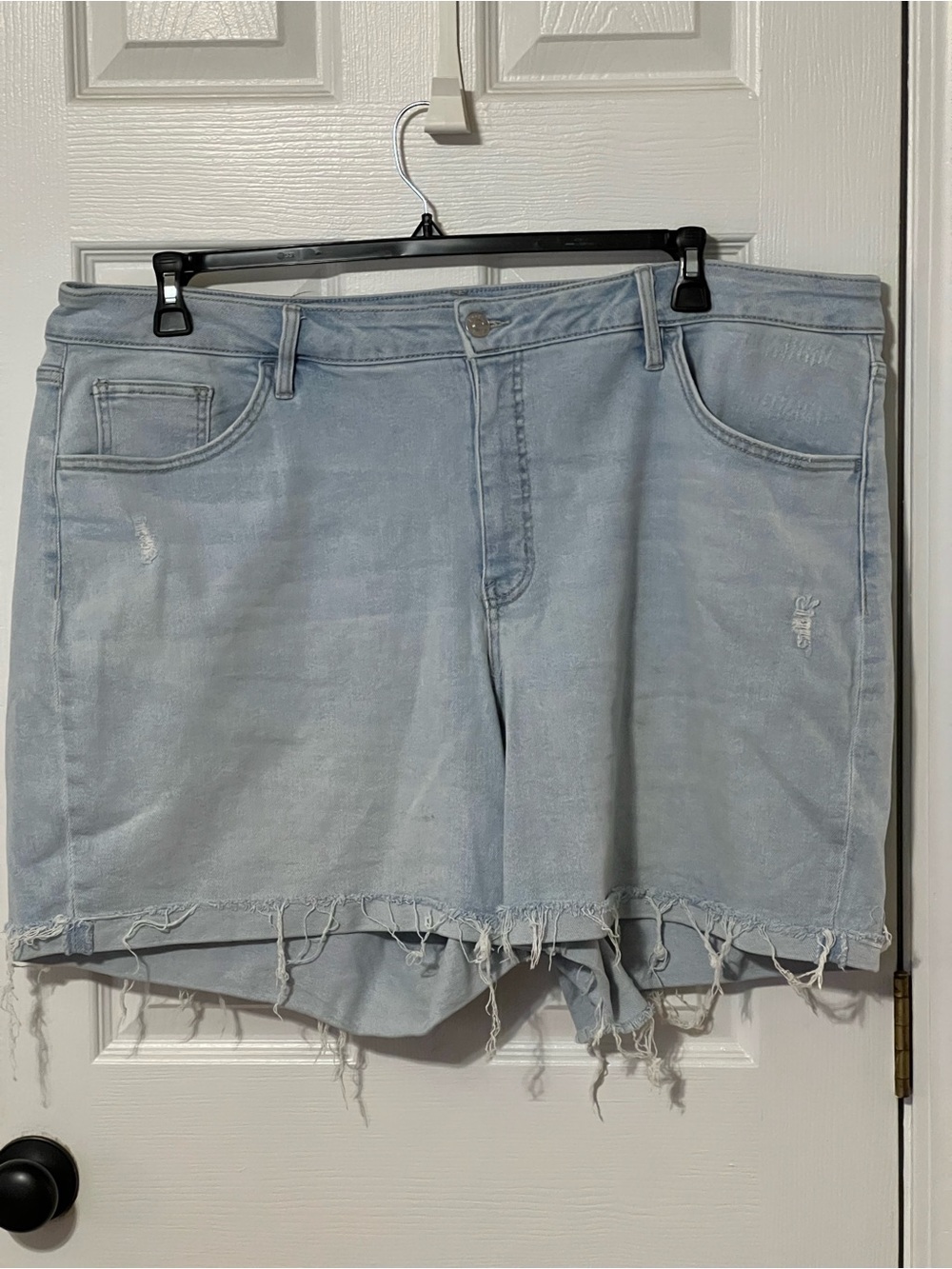 Ava & Viv Plus Size 24W Light Wash Distressed Denim Shorts Raw Hem Stretch